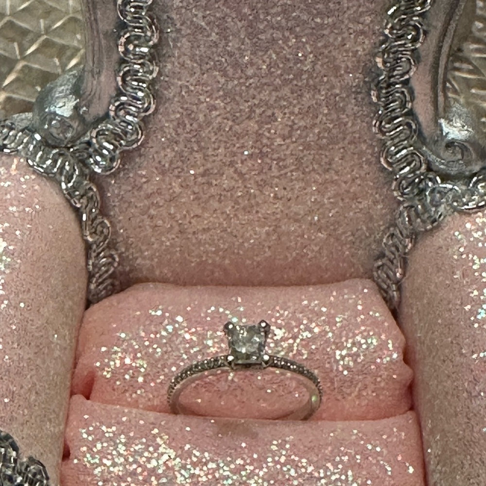 Elegant 14 KT White Gold Diamond Ring